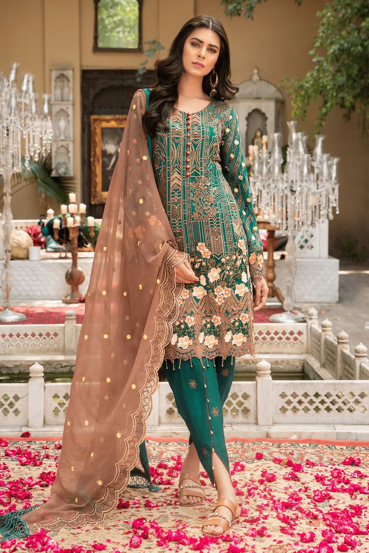 Which Body Type Looks Good in Pakistani Trouser Salwar Suits?