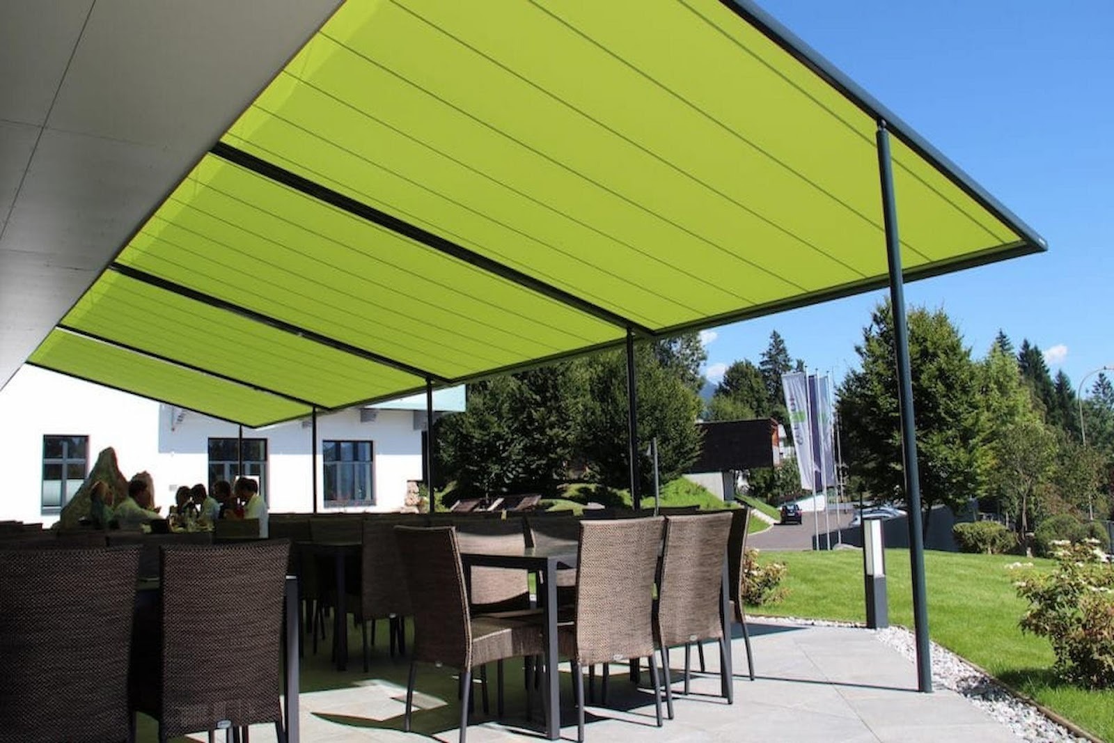 Features and Benefits of a Waterproof Awning