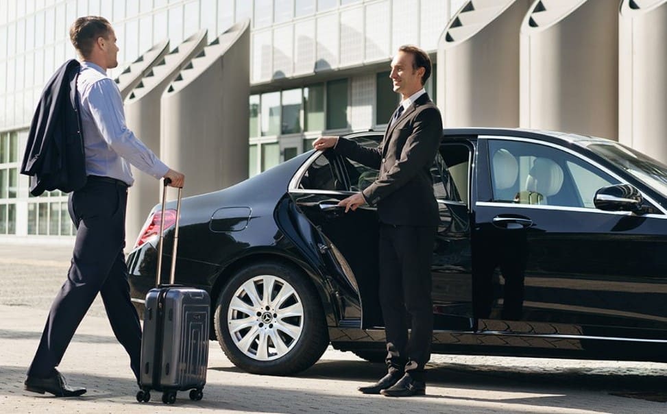 A Complete Guide to Choosing the Best Chauffeur for Your Sydney Airport Transfer
