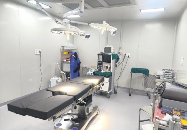 Two Tables, Same Photo, Very Different Insides: What Really Decides Hydraulic and Electric OT Table Price