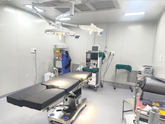 Two Tables, Same Photo, Very Different Insides: What Really Decides Hydraulic and Electric OT Table Price